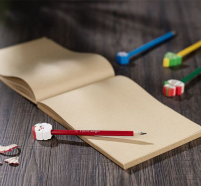 crayon de noel couleur rouge avec gomme publicitaire