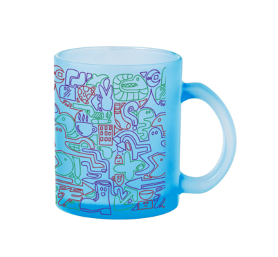 tasse en verre coloré bleu