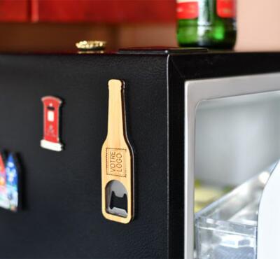 décapsuleur sur frigo aimanté