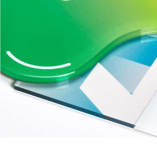 zoom sur les couleurs éclatantes du plexiglass avec impression personnalisée pour communication professionnelle