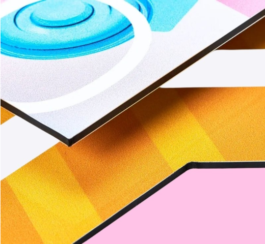 Zoom sur les couleurs et le rendu de qualité d'un panneau en alu dibond imprimé en couleur flashy