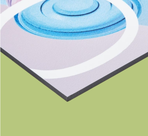 zoom sur l'angle d'un panneau dibond en aluminium blanc avec épaisseur fine