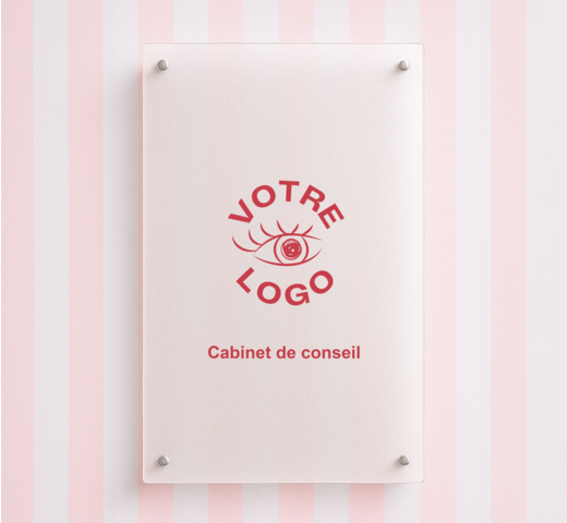 Plaque professionnelle en plexiglass avec fond dépoli pour un effet flouté