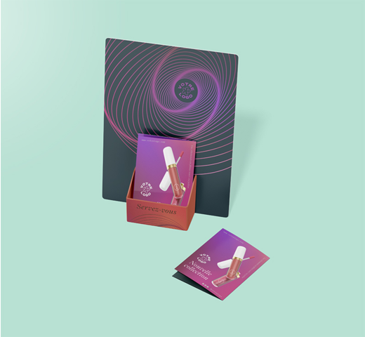 présentoir de comptoir avec fonctionnalité de porte-flyer