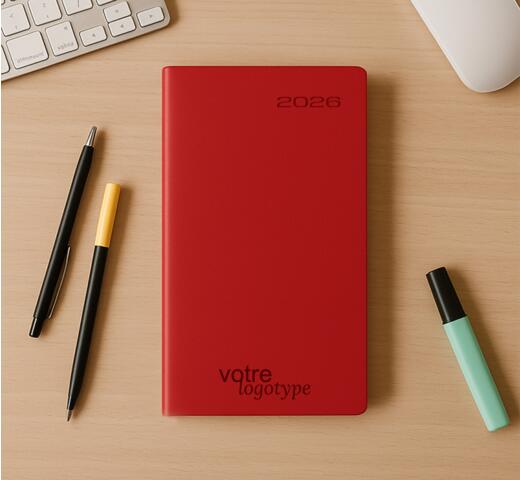 agenda de poche de couleur rouge mis en situation